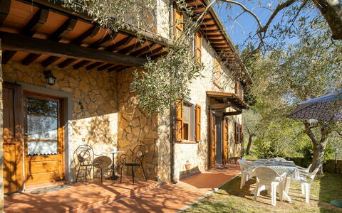 Villa Del Colle: Bygning, Plante, Vindue, Himmel, Træ, Skygge, Sollys, Træ, Hus, Sommerhus