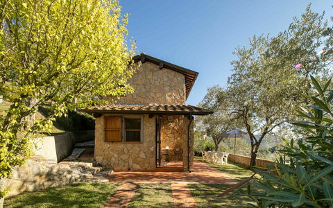 Villa Del Colle: Plante, Himmel, Ejendom, Plantesamfund, Vindue, Naturlige Landskab, Bygning, Træ, Træ, Land Lot