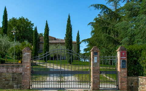 Villa Il Prato: Busk, Have, Port, Estate, Jern, Murværk, Landscaping, Mursten, Lawn, Hegn