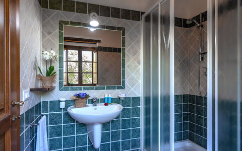 Villa Il Prato: Sanitærarmatur, Indretning, Badeværelse, Gulvbelægning, Badeværelsesvask, Etage, Vvs, Belysning, Tap, Flise