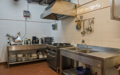 Villa Flora: Værelse, Ejendom, Køkken, Møbel, Flise, Cabinetry, Håndvask, Arkitektur, Bygning, Indretning