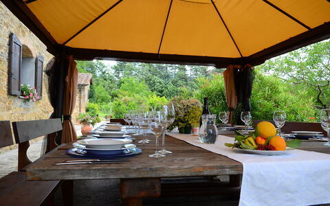 Villa Flora: Ejendom, Bord, Værelse, Gårdhave, Møbel, Bygning, Hus, Hjem, Skygge, Indretning