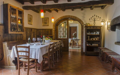 Villa Flora: Ejendom, Bygning, Værelse, Møbel, Indretning, Spisestue, Ejendom, Bord, Restaurant, Loft