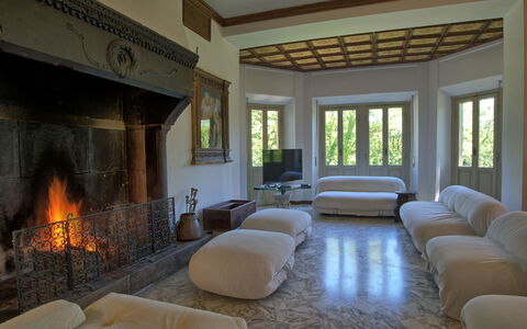 Il Poggio Di Patrignone: Stue, Værelse, Ejendom, Indretning, Møbel, Ildsted, Bygning, Hearth, Hjem, Ejendom