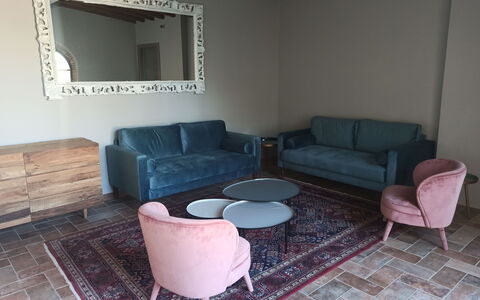 Fattoria Di Quercia Al Poggio: Couch, Bord, Møbel, Ejendom, Bygning, Træ, Indretning, Stue, Rektangel, Arkitektur