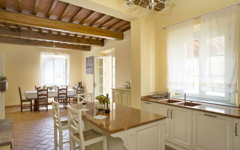 Santo Stefano 10: Ejendom, Værelse, Bygning, Møbel, Indretning, Loft, Gul, Hus, Ejendom, Etage