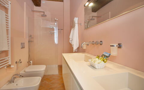 Santo Stefano 10: Badeværelse, Værelse, Ejendom, Indretning, Bygning, Ejendom, Arkitektur, Hus, Sanitærarmatur, Badekar