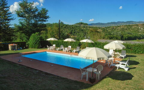 Villa Sieve: Svømmepøl, Ejendom, Ejendom, Fritid, Græs, Hus, Bygning, Ferie, Villa, Udvej