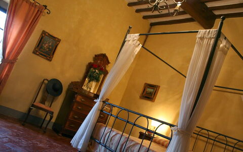 Villa Sieve: Trappe, Værelse, Hus, Gelænder, Bygning, Arkitektur, Loft, Indretning, Baluster