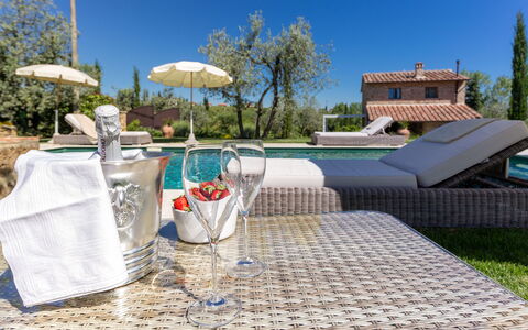 Villa Melinda: Ejendom, Svømmepøl, Udvej, Ferie, Ejendom, Bord, Villa, Møbel, Fritid, Hus