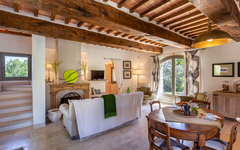 Villa Melinda: Ejendom, Bygning, Værelse, Indretning, Møbel, Loft, Hus, Stue, Bjælke, Estate