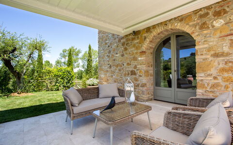 Villa Melinda: Ejendom, Ejendom, Møbel, Værelse, Bygning, Hus, Estate, Indretning, Hjem, Kaffebord