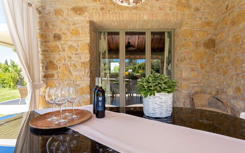 Villa Melinda: Ejendom, Værelse, Bygning, Ejendom, Bord, Møbel, Hus, Indretning, Villa, Spisestue