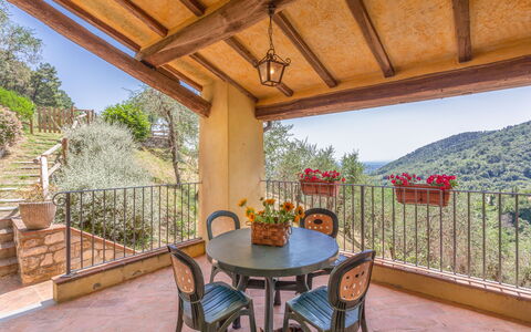 Villa Mastiano: Ejendom, Ejendom, Bygning, Værelse, Hus, Møbel, Gårdhave, Hjem, Backyard, Veranda