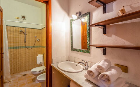 Villa Mastiano: Badeværelse, Værelse, Ejendom, Bygning, Ejendom, Hus, Indretning, Arkitektur, Sanitærarmatur, Hjem