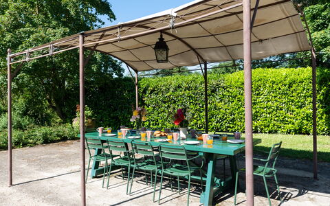 La Forra: Bord, Plante, Møbel, Skygge, Udendørs Møbler, Træ, Udendørs Bord, Stol, Græs, Fritid