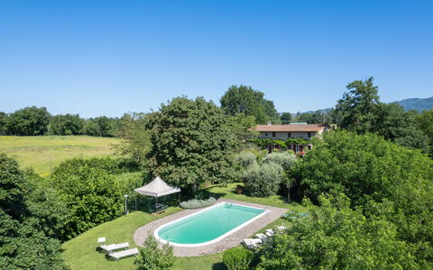 La Forra: Himmel, Ejendom, Vand, Plante, Svømmepøl, Naturlige Landskab, Land Lot, Træ, Vegetationen, Græs