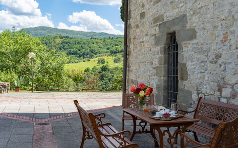 Podere Schignano: Blomst, Plante, Bord, Møbel, Ejendom, Sky, Stol, Bygning, Blomsterkrukke, Himmel