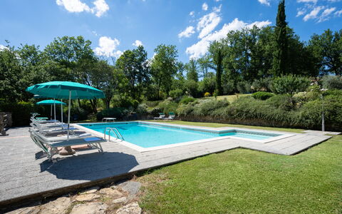 Podere Schignano: Himmel, Vand, Plante, Sky, Svømmepøl, Træ, Skygge, Udendørs Møbler, Fritid, Landskab