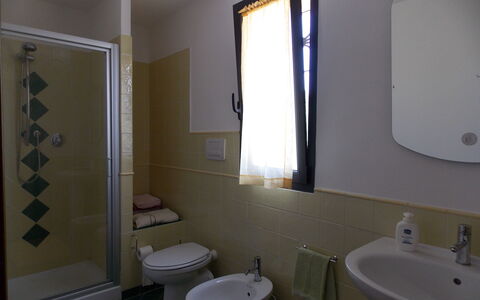 Il Circolo: Badeværelse, Værelse, Ejendom, Badeværelsesvask, Toilet, Sanitærarmatur, Væg, Håndvask, Indretning, Arkitektur