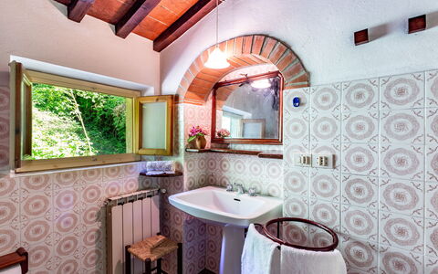 La Ripresa: Ejendom, Værelse, Bygning, Badeværelse, Indretning, Loft, Hus, Ejendom, Arkitektur, Møbel