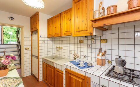 La Ripresa: Ejendom, Værelse, Køkken, Countertop, Bygning, Cabinetry, Hus, Ejendom, Møbel, Gul