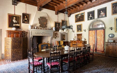 Villa Paola: Møbel, Indretning, Bord, Belysning, Billedramme, Gulvbelægning, Stol, Spisestue, Loft, Værelse