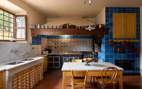 Villa Paola: Køkken, Indretning, Gulvbelægning, Træ, Møbel, Countertop, Etage, Belysning, Køkken Apparat, Loft