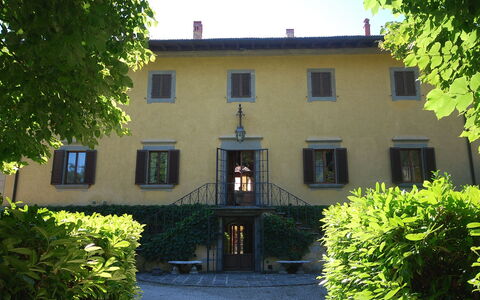 Villa Paola: Ejendom, Hus, Bygning, Hjem, Ejendom, Arkitektur, Træ, Facade, Estate, Kvarter