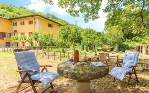 Villa Paola: Ejendom, Natur, Gård, Backyard, Ejendom, Møbel, Gårdhave, Have, Bord, Værelse