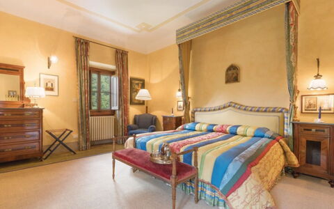 Villa Paola: Soveværelse, Værelse, Møbel, Seng, Ejendom, Bed Frame, Indretning, Sengetøj, Bygning, Ejendom