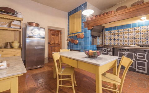 Villa Paola: Værelse, Ejendom, Møbel, Bygning, Indretning, Etage, Bord, Ejendom, Loft, Cabinetry