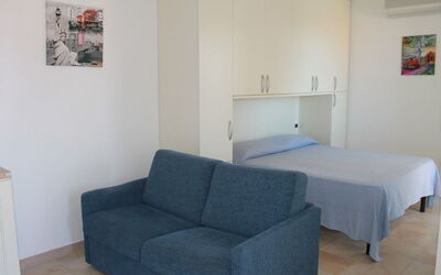 Monolocale con Piccolo Terrazzo 110: Møbel, Værelse, Ejendom, Etage, Couch, Indretning, Bygning, Sofa Seng, Stue, Komfort