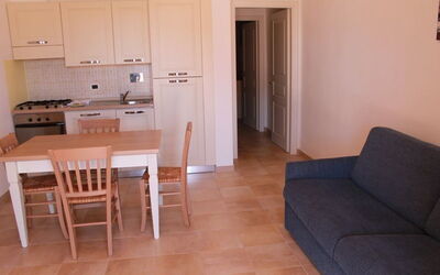 Bilocale Primo Piano con Veranda 121V: Værelse, Ejendom, Etage, Møbel, Bygning, Hus, Indretning, Stue, Lejlighed, Hårdttræ