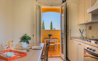 Trilocale Grande Primo Piano 233V: Indretning, Gulvbelægning, Hjem, Større Bandage, Lejlighed, Værelse, Countertop, Loft, Køkken, Køkken & Spisebord