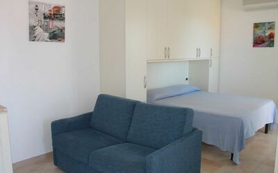 Monolocale con Piccolo Terrazzo 210: Møbel, Værelse, Ejendom, Etage, Couch, Indretning, Bygning, Sofa Seng, Stue, Komfort