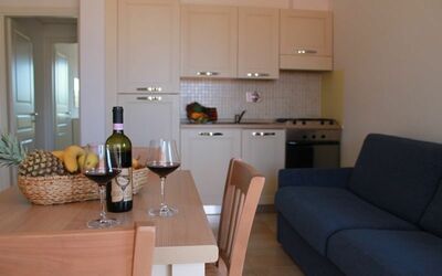 Bilocale Piano Terra 221: Værelse, Ejendom, Møbel, Indretning, Bygning, Stue, Hus, Etage, Ejendom, Bord