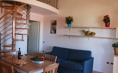 Trilocale Mansardato 332M: Værelse, Ejendom, Bygning, Indretning, Møbel, Stue, Hus, Loft, Loft, Arkitektur