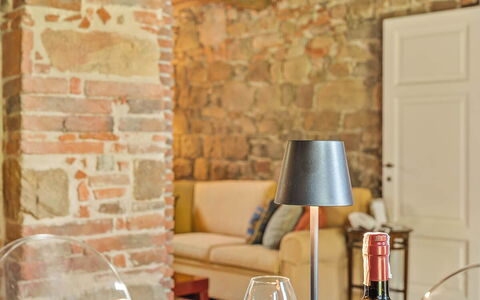 Il Vignale: Møbel, Indretning, Væg, Bord, Stol, Træ, Loft, Køkken & Spisebord, Belysning, Spisestue