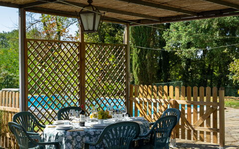 Villa Cinzia: Plante, Ejendom, Møbel, Bord, Stol, Lys, Skygge, Udendørs Bord, Udendørs Møbler, Veranda