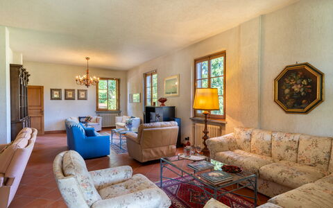 Villa Cinzia: Billedramme, Couch, Møbel, Bord, Azure, Vindue, Indretning, Etage, Stue, Træ