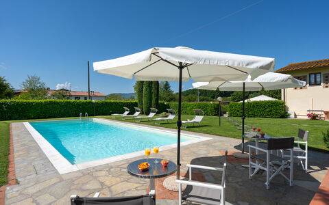 Villa Del Borgo: Svømmepøl, Udendørs Møbler, Paraply, Møbel, Udvej, Liggestol, Stol, Skygge, Eco Hotel, Udendørs Bord