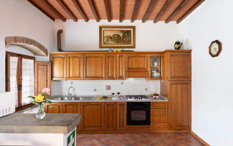 Villa Del Borgo: Køkken, Møbel, Indretning, Countertop, Træ, Gulvbelægning, Cabinetry, Køkken Apparat, Større Bandage, Loft
