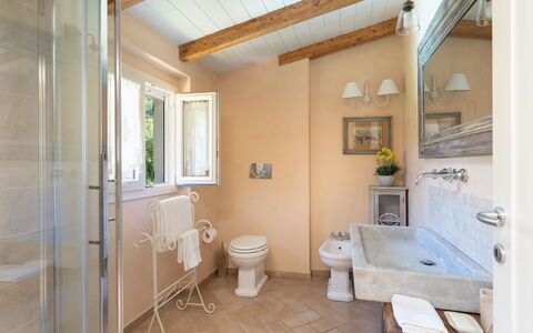 Villa Il Nido: Sanitærarmatur, Ejendom, Tap, Badeværelse, Badekar, Bygning, Purple, Håndvask, Spejl