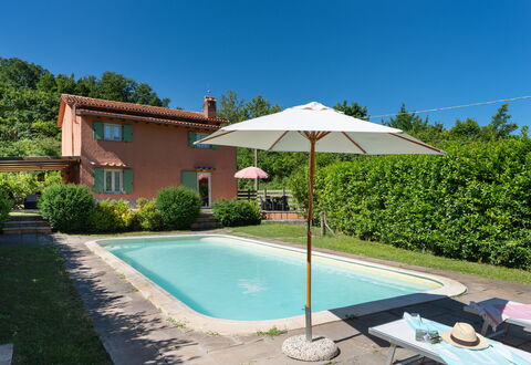 Villa Il Nido: Vand, Plante, Himmel, Ejendom, Bygning, Azure, Skygge, Svømmepøl, Træ, Land Lot