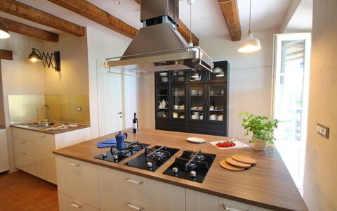 Villa Miramare: Countertop, Værelse, Ejendom, Køkken, Cabinetry, Møbel, Bygning, Loft, Indretning, Komfur