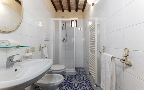 San Martino: Gulvbelægning, Etage, Indretning, Værelse, Dør, Loft, Badeværelse, Sanitærarmatur, Flise