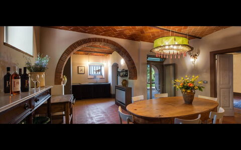 Villa Leopoldina: Ejendom, Bygning, Værelse, Indretning, Arkitektur, Arch, Loft, Hus, Belysning, Estate