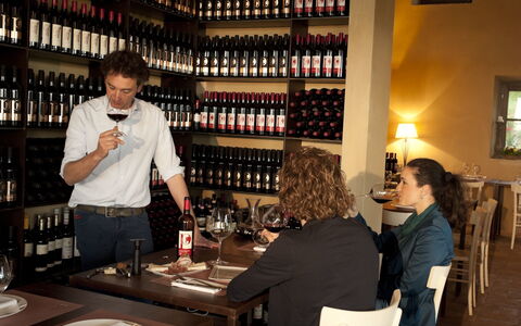 Villa Leopoldina: Bord, Bordservice, Flaske, Hylde, Vin, Barware, Drinkware, Stol