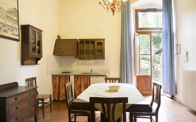 Belvedere 1: Værelse, Ejendom, Møbel, Bygning, Indretning, Bord, Hus, Spisestue, Ejendom, Etage